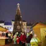 05.12.2021. Kielce. Rynek. Zapalenie światełek na choince / Wiktor Taszłow / Radio Kielce