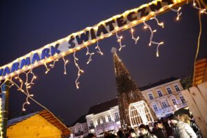 05.12.2021. Kielce. Rynek. Zapalenie światełek na choince / Wiktor Taszłow / Radio Kielce