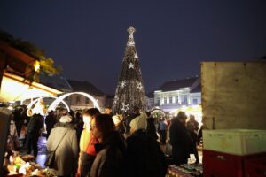 05.12.2021. Kielce. Rynek. Zapalenie światełek na choince / Wiktor Taszłow / Radio Kielce