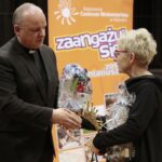 05.12.2021. Kielce. XVI Gala „Laur Wolontariatu”. Na zdjęciu: ks. Krzysztof Banasik - zastępca dyrektora kieleckiej Caritas, Jolanta Tąporowska - Laur wolontariatu / Wiktor Taszłow / Radio Kielce