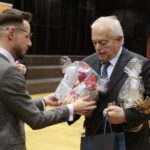 05.12.2021. Kielce. XVI Gala „Laur Wolontariatu”. Na zdjęciu (z prawej): dr Marek Włudarczyk - Laur wolontariatu / Wiktor Taszłow / Radio Kielce