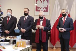 07.12.2021. Kielce. Spotkanie opłatkowe wojewody. Na zdjęciu (od lewej): Andrzej Kryj - poseł, Marek Kwitek - poseł, Krzysztof Lipiec - poseł, Zbigniew Koniusz - wojewoda świętokrzyski / Wiktor Taszłow / Radio Kielce