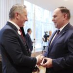 07.12.2021. Kielce. Spotkanie opłatkowe wojewody. Na zdjęciu (od lewej): Zbigniew Koniusz - wojewoda świętokrzyski, Marek Kwitek - poseł / Wiktor Taszłow / Radio Kielce