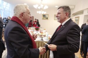 07.12.2021. Kielce. Spotkanie opłatkowe wojewody. Na zdjęciu (od lewej): Krzysztof Lipiec - poseł, Andrzej Kryj - poseł / Wiktor Taszłow / Radio Kielce