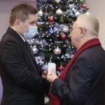 07.12.2021. Kielce. Spotkanie opłatkowe wojewody. Na zdjęciu (od lewej): Jacek Włosowicz - senator, Krzysztof Lipiec - poseł / Wiktor Taszłow / Radio Kielce