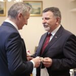 07.12.2021. Kielce. Spotkanie opłatkowe wojewody. Na zdjęciu (od lewej): Zbigniew Koniusz - wojewoda świętokrzyski, Andrzej Kryj - poseł / Wiktor Taszłow / Radio Kielce