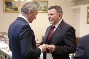 07.12.2021. Kielce. Spotkanie opłatkowe wojewody. Na zdjęciu (od lewej): Zbigniew Koniusz - wojewoda świętokrzyski, Andrzej Kryj - poseł / Wiktor Taszłow / Radio Kielce