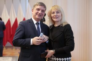 07.12.2021. Kielce. Spotkanie opłatkowe wojewody. Na zdjęciu (od lewej): Andrzej Pruś - przewodniczący Sejmiku Województwa Świętokrzyskiego, Małgorzata Pruś - dyrektor biura poselskiego Krzysztofa Lipca / Wiktor Taszłow / Radio Kielce