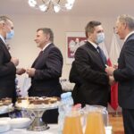 07.12.2021. Kielce. Spotkanie opłatkowe wojewody. Na zdjęciu (od lewej): Marek Orkisz - kierownik redakcji informacji Radia Kielce, Andrzej Kryj - poseł, Jacek Włosowicz - senator, Zbigniew Koniusz - wojewoda świętokrzyski / Wiktor Taszłow / Radio Kielce