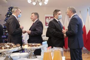 07.12.2021. Kielce. Spotkanie opłatkowe wojewody. Na zdjęciu (od lewej): Marek Orkisz - kierownik redakcji informacji Radia Kielce, Andrzej Kryj - poseł, Jacek Włosowicz - senator, Zbigniew Koniusz - wojewoda świętokrzyski / Wiktor Taszłow / Radio Kielce