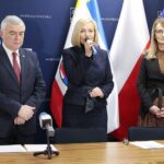 09.12.2021. Kielce. I Inauguracyjne spotkanie Wojewódzkiego Zespołu Koordynacji. Na zdjęciu (od lewej): Andrzej Bętkowski - marszałek województwa świętokrzyskiego, Renata Janik - wicemarszałek województwa świętokrzyskiego, Aleksandra Marcinkowska - dyrektor Wojewódzkiego Urzędu Pracy / Wiktor Taszłow / Radio Kielce