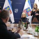 09.12.2021. Kielce. I Inauguracyjne spotkanie Wojewódzkiego Zespołu Koordynacji. Na zdjęciu (od lewej): Renata Janik - wicemarszałek województwa świętokrzyskiego, Aleksandra Marcinkowska - dyrektor Wojewódzkiego Urzędu Pracy / Wiktor Taszłow / Radio Kielce