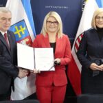 09.12.2021. Kielce. I Inauguracyjne spotkanie Wojewódzkiego Zespołu Koordynacji. Na zdjęciu (od lewej): Andrzej Bętkowski - marszałek województwa świętokrzyskiego, Katarzyna Kubicka - dyrektor departamentu wdrażania europejskiego funduszu społecznego, Renata Janik - wicemarszałek województwa świętokrzyskiego / Wiktor Taszłow / Radio Kielce