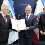 09.12.2021. Kielce. I Inauguracyjne spotkanie Wojewódzkiego Zespołu Koordynacji. Na zdjęciu (od lewej): Andrzej Bętkowski - marszałek województwa świętokrzyskiego, Jacek Sułek - dyrektor Departamentu Inwestycji i Rozwoju Urzędu Marszałkowskiego Województwa Świętokrzyskiego, Renata Janik - wicemarszałek województwa świętokrzyskiego / Wiktor Taszłow / Radio Kielce