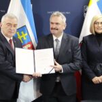 09.12.2021. Kielce. I Inauguracyjne spotkanie Wojewódzkiego Zespołu Koordynacji. Na zdjęciu (od lewej): Andrzej Bętkowski - marszałek województwa świętokrzyskiego, Jacek Wołowiec - dyrektor ŚCDN, Renata Janik - wicemarszałek województwa świętokrzyskiego / Wiktor Taszłow / Radio Kielce