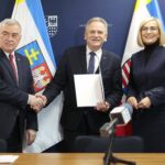 09.12.2021. Kielce. I Inauguracyjne spotkanie Wojewódzkiego Zespołu Koordynacji. Na zdjęciu (od lewej): Andrzej Bętkowski - marszałek województwa świętokrzyskiego, Jerzy Kolarz - przewodniczący Konwentu Powiatów Województwa Świętokrzyskiego, Renata Janik - wicemarszałek województwa świętokrzyskiego / Wiktor Taszłow / Radio Kielce