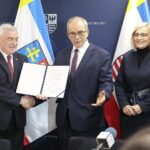 09.12.2021. Kielce. I Inauguracyjne spotkanie Wojewódzkiego Zespołu Koordynacji. Na zdjęciu (od lewej): Andrzej Bętkowski - marszałek województwa świętokrzyskiego, Zbigniew Wojciechowski - dyrektor Wydziału Nadzoru Pedagogicznego i Strategii Kuratorium Oświaty w Kielcach, Renata Janik - wicemarszałek województwa świętokrzyskiego / Wiktor Taszłow / Radio Kielce