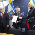 09.12.2021. Kielce. I Inauguracyjne spotkanie Wojewódzkiego Zespołu Koordynacji. Na zdjęciu (od lewej): Andrzej Bętkowski - marszałek województwa świętokrzyskiego, prof. Artur Maciąg - prorektor do spraw Studenckich i Dydaktyki Politechniki Świętokrzyskiej, Renata Janik - wicemarszałek województwa świętokrzyskiego / Wiktor Taszłow / Radio Kielce