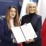 09.12.2021. Kielce. I Inauguracyjne spotkanie Wojewódzkiego Zespołu Koordynacji. Na zdjęciu (od lewej): Justyna Harenza - prezes Funduszu Pożyczkowego Województwa Świętokrzyskiego, Renata Janik - wicemarszałek województwa świętokrzyskiego / Wiktor Taszłow / Radio Kielce