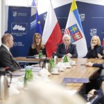 09.12.2021. Kielce. I Inauguracyjne spotkanie Wojewódzkiego Zespołu Koordynacji. Na zdjęciu (od lewej): Aleksandra Marcinkowska - dyrektor Wojewódzkiego Urzędu Pracy, Andrzej Bętkowski - marszałek województwa świętokrzyskiego, Renata Janik - wicemarszałek województwa świętokrzyskiego / Wiktor Taszłow / Radio Kielce