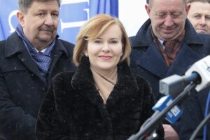 13.12.2021. Końskie. Wizyta wiceministra infrastruktury Grzegorza Witkowskiego. Na zdjęciu (w środku): Anna Krupka - wiceminister sportu / Wiktor Taszłow / Radio Kielce