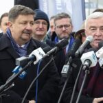 13.12.2021. Końskie. Wizyta wiceministra infrastruktury Grzegorza Witkowskiego. Na zdjęciu (od lewej): Grzegorz Schreiber - marszałek województwa łódzkiego i Andrzej Bętkowski - marszałek województwa świętokrzyskiego / Wiktor Taszłow / Radio Kielce