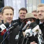 13.12.2021. Końskie. Wizyta wiceministra infrastruktury Grzegorza Witkowskiego. Na zdjęciu (od lewej): Marcin Baranowski - starosta opoczyński i Grzegorz Piec - starosta konecki / Wiktor Taszłow / Radio Kielce