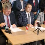 14.12.2021. Kielce. Podpisanie umowy na budowę chodnika i przebudowę drogi w miejscowości Zachełmie. Na zdjęciu (od lewej): Zbigniew Wróbel - dyrektor Powiatowego Zarządu Dróg, Mirosław Gębski - starosta kielecki, Krzysztof Dychała - KD BUD / Wiktor Taszłow / Radio Kielce