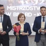13.12.2021. Kielce. Otwarcie bilardowych mistrzostw Polski. Na zdjęciu (od lewej): Tomasz Jamka - członek zarządu województwa, Anna Krupka - wiceminister sportu i turystyki, Marcin Chłodnicki-  zastępca prezydenta Kielc / Wiktor Taszłow / Radio Kielce
