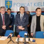 14.12.2021. Kielce. Podpisanie umowy na budowę chodnika i przebudowę drogi w miejscowości Zachełmie. Na zdjęciu (od lewej): Zbigniew Wróbel - dyrektor Powiatowego Zarządu Dróg, Mirosław Gębski - starosta kielecki, Krzysztof Dychała - KD BUD / Wiktor Taszłow / Radio Kielce