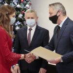 15.12.2021. Kielce. Wręczenie stypendiów Prezesa Rady Ministrów. Na zdjęciu (od lewej): Natalia Rusak, Kazimierz Mądzik - świętokrzyski kurator oświaty,  Zbigniew Koniusz - wojewoda świętokrzyski / Wiktor Taszłow / Radio Kielce