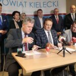 14.12.2021. Kielce. Podpisanie umowy na budowę chodnika i przebudowę drogi w miejscowości Zachełmie. Na zdjęciu (od lewej): Zbigniew Wróbel - dyrektor Powiatowego Zarządu Dróg, Mirosław Gębski - starosta kielecki, Krzysztof Dychała - KD BUD / Wiktor Taszłow / Radio Kielce