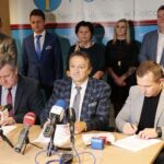 14.12.2021. Kielce. Podpisanie umowy na budowę chodnika i przebudowę drogi w miejscowości Zachełmie. Na zdjęciu (od lewej): Zbigniew Wróbel - dyrektor Powiatowego Zarządu Dróg, Mirosław Gębski - starosta kielecki, Krzysztof Dychała - KD BUD / Wiktor Taszłow / Radio Kielce