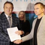 14.12.2021. Kielce. Podpisanie umowy na budowę chodnika i przebudowę drogi w miejscowości Zachełmie. Na zdjęciu (od lewej): Mirosław Gębski - starosta kielecki, Krzysztof Dychała - KD BUD / Wiktor Taszłow / Radio Kielce