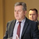 14.12.2021. Kielce. Podpisanie umowy na budowę chodnika i przebudowę drogi w miejscowości Zachełmie. Na zdjęciu (od lewej): Zbigniew Wróbel - dyrektor Powiatowego Zarządu Dróg, Cezary Majcher - członek zarządu powiatu / Wiktor Taszłow / Radio Kielce