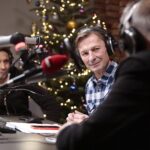 14.12.2021 Radio Kielce. Finał drugiego dnia akcji "Choinka pod choinkę". Na zdjęciu (od lewej): Janusz Radek, Paweł Solarz - Radio Kielce, Jan Piotrowski - biskup kielecki / Wiktor Taszłow / Radio Kielce