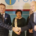 14.12.2021. Kielce. Podpisanie umowy na budowę chodnika i przebudowę drogi w miejscowości Zachełmie. Na zdjęciu (od lewej): Mirosław Gębski - starosta kielecki, Małgorzata Popiel - radna, Wojciech Ślefarski - wójt Zagnańska / Wiktor Taszłow / Radio Kielce