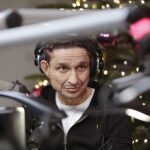 14.12.2021 Radio Kielce. Finał drugiego dnia akcji "Choinka pod choinkę". Na zdjęciu (od lewej): Finał drugiego dnia akcji "Choinka pod choinkę". Na zdjęciu: Janusz Radek / Wiktor Taszłow / Radio Kielce
