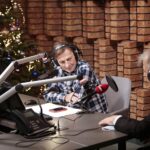14.12.2021 Radio Kielce. Finał drugiego dnia akcji "Choinka pod choinkę". Na zdjęciu (od lewej): Janusz Radek, Paweł Solarz - Radio Kielce, Jan Piotrowski - biskup kielecki / Wiktor Taszłow / Radio Kielce