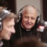 14.12.2021 Radio Kielce. Finał drugiego dnia akcji "Choinka pod choinkę". Na zdjęciu (od lewej): Paweł Solarz - Radio Kielce, Jan Piotrowski - biskup kielecki / Wiktor Taszłow / Radio Kielce