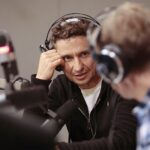 14.12.2021 Radio Kielce. Finał drugiego dnia akcji "Choinka pod choinkę". Na zdjęciu (od lewej): Janusz Radek, Paweł Solarz - Radio Kielce / Wiktor Taszłow / Radio Kielce