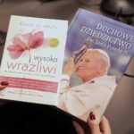 14.12.2021 Radio Kielce. Finał drugiego dnia akcji "Choinka pod choinkę". Na zdjęciu (od lewej): Janusz Radek, Paweł Solarz - Radio Kielce, Jan Piotrowski - biskup kielecki / Wiktor Taszłow / Radio Kielce