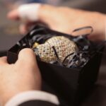 14.12.2021 Radio Kielce. Finał drugiego dnia akcji "Choinka pod choinkę". Na zdjęciu (od lewej): Janusz Radek, Paweł Solarz - Radio Kielce, Jan Piotrowski - biskup kielecki / Wiktor Taszłow / Radio Kielce