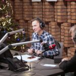 14.12.2021 Radio Kielce. Finał drugiego dnia akcji "Choinka pod choinkę". Na zdjęciu (od lewej): Janusz Radek, Paweł Solarz - Radio Kielce, Jan Piotrowski - biskup kielecki / Wiktor Taszłow / Radio Kielce