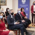 15.12.2021. Kielce. Wręczenie stypendiów Prezesa Rady Ministrów. Na zdjęciu (od lewej): Natalia Rusak, Zbigniew Koniusz - wojewoda świętokrzyski, Kazimierz Mądzik - świętokrzyski kurator oświaty, Katarzyna Nowacka - świętokrzyski wicekurator oświaty / Wiktor Taszłow / Radio Kielce