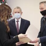 15.12.2021. Kielce. Wręczenie stypendiów Prezesa Rady Ministrów. Na zdjęciu (od lewej): Julia Idziak, Kazimierz Mądzik - świętokrzyski kurator oświaty,  Zbigniew Koniusz - wojewoda świętokrzyski / Wiktor Taszłow / Radio Kielce