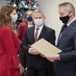 15.12.2021. Kielce. Wręczenie stypendiów Prezesa Rady Ministrów. Na zdjęciu (od lewej): Natalia Rusak, Kazimierz Mądzik - świętokrzyski kurator oświaty,  Zbigniew Koniusz - wojewoda świętokrzyski / Wiktor Taszłow / Radio Kielce