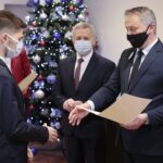 15.12.2021. Kielce. Wręczenie stypendiów Prezesa Rady Ministrów. Na zdjęciu (od lewej): Filip Bachanek, Kazimierz Mądzik - świętokrzyski kurator oświaty,  Zbigniew Koniusz - wojewoda świętokrzyski / Wiktor Taszłow / Radio Kielce