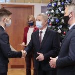 15.12.2021. Kielce. Wręczenie stypendiów Prezesa Rady Ministrów. Na zdjęciu (od lewej): Filip Bachanek, Kazimierz Mądzik - świętokrzyski kurator oświaty,  Zbigniew Koniusz - wojewoda świętokrzyski / Wiktor Taszłow / Radio Kielce
