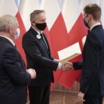 15.12.2021. Kielce. Wręczenie stypendiów Prezesa Rady Ministrów. Na zdjęciu (od lewej): Kazimierz Mądzik - świętokrzyski kurator oświaty,  Zbigniew Koniusz - wojewoda świętokrzyski, Damian Pawlicki / Wiktor Taszłow / Radio Kielce